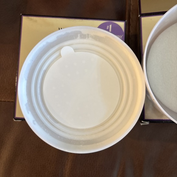 (2) WHITE DIAMONDS Elizabeth Taylor, 2.6 oz Perfumed Body Powder Women NEW - Picture 4 of 6